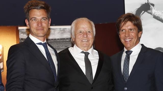 Manuel Benítez El Cordobés junto a dos de sus siete hijos, Julio Benítez y Manuel Díaz, en el homenaje en el Rectorado de la Universidad de Córdoba, hace unos días.