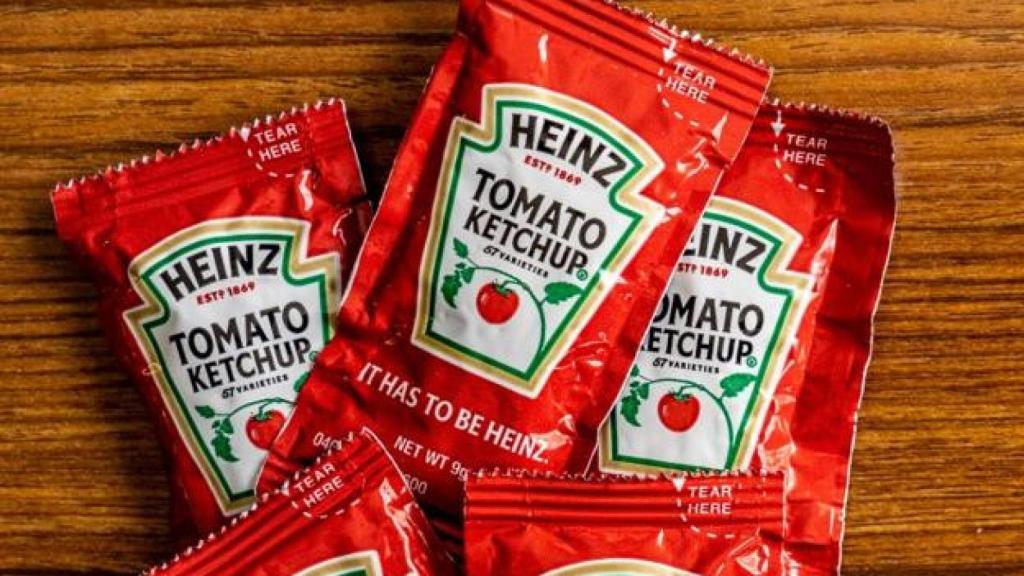 Así se abre correctamente un sobre de ketchup: el truco que no conocías