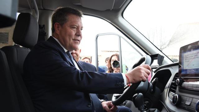 Emiliano García-Page en uno de los taxis que prestarán servicio en el Campo de Montiel.