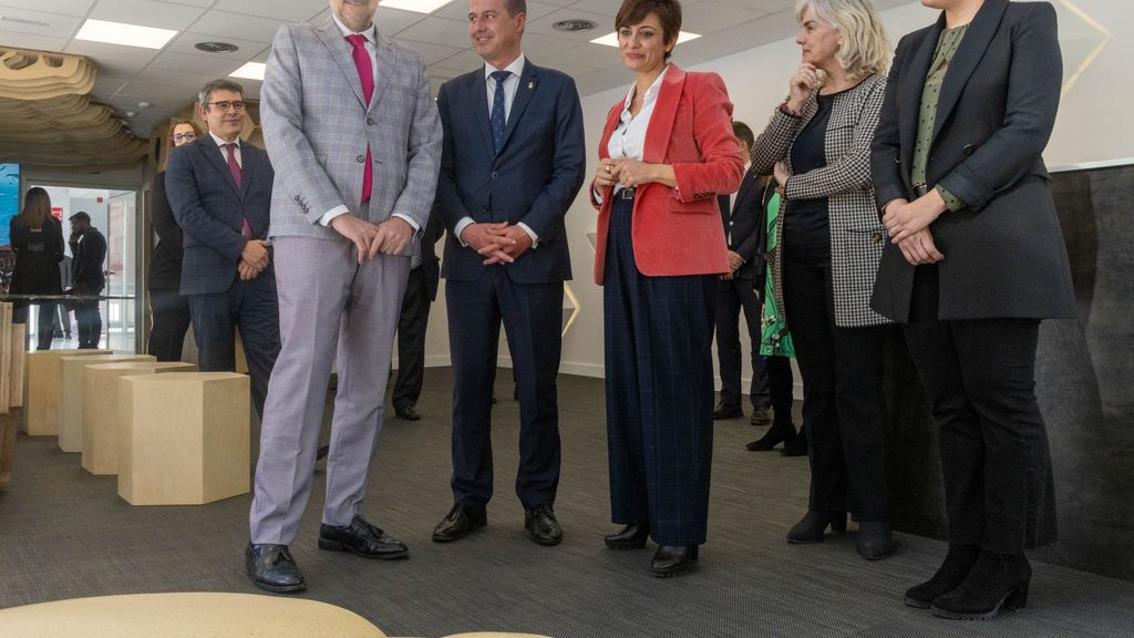 Alberto Rojo e Isabel Rodríguez, en el centro, durante su visita al Centro Arriaca Digital.