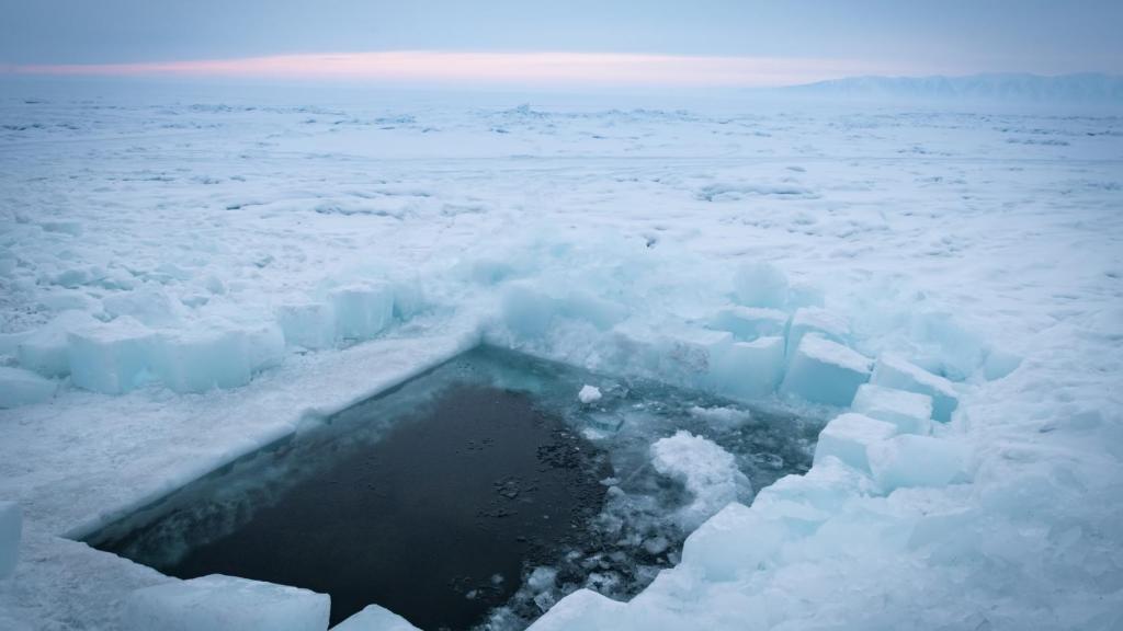 Imagen de archivo del lago Baikal en Siberia