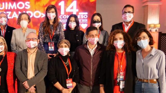 Andrea Fernández, secretaria de Igualdad del PSOE (primera por la derecha, abajo), con el dirigente, Yerai Díaz, de granate, gerente de TV Melilla.