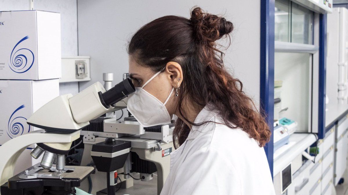 Imagen de archivo de una investigadora