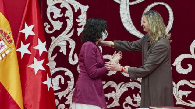 La presidenta de la Comunidad de Madrid, Isabel Díaz Ayuso, abraza a la consejera de Medio Ambiente, Vivienda y Agricultura, Paloma Martín.