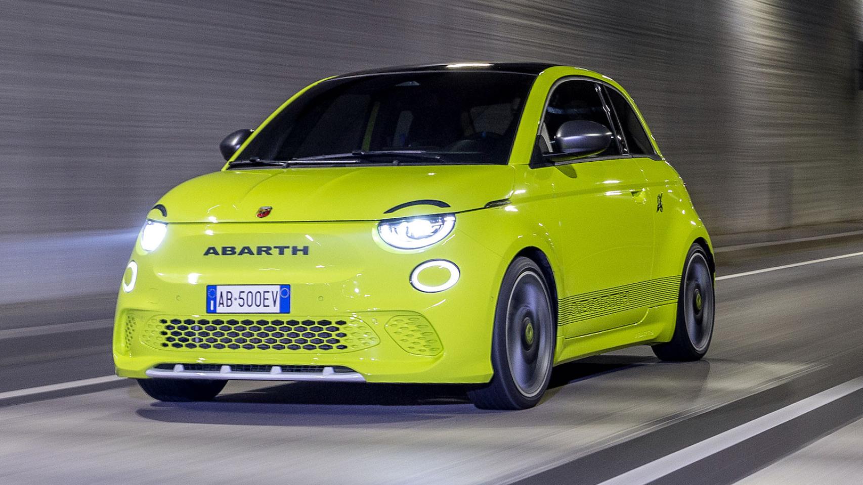 Así es el Abarth 500e, un coche eléctrico deportivo.