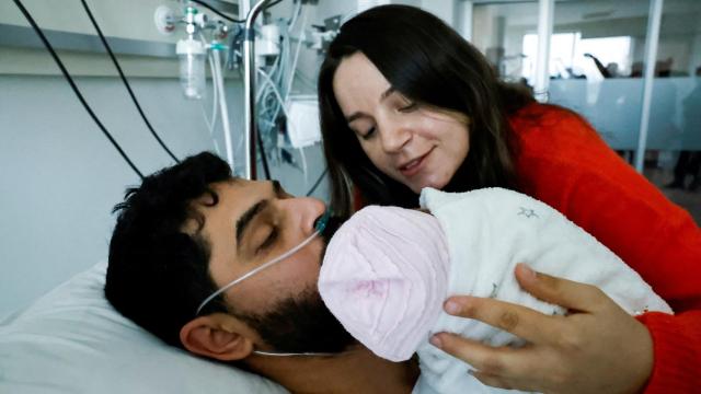 Mustafa Avci , que estuvo atrapado bajo los escombros durante 261 horas, conoce a su hija por primera vez y se reencuentra con su esposa en Turquía.