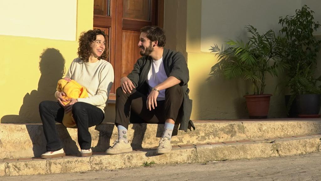 Francesca junto a sus padres en las calles de Carrícola (Valencia).