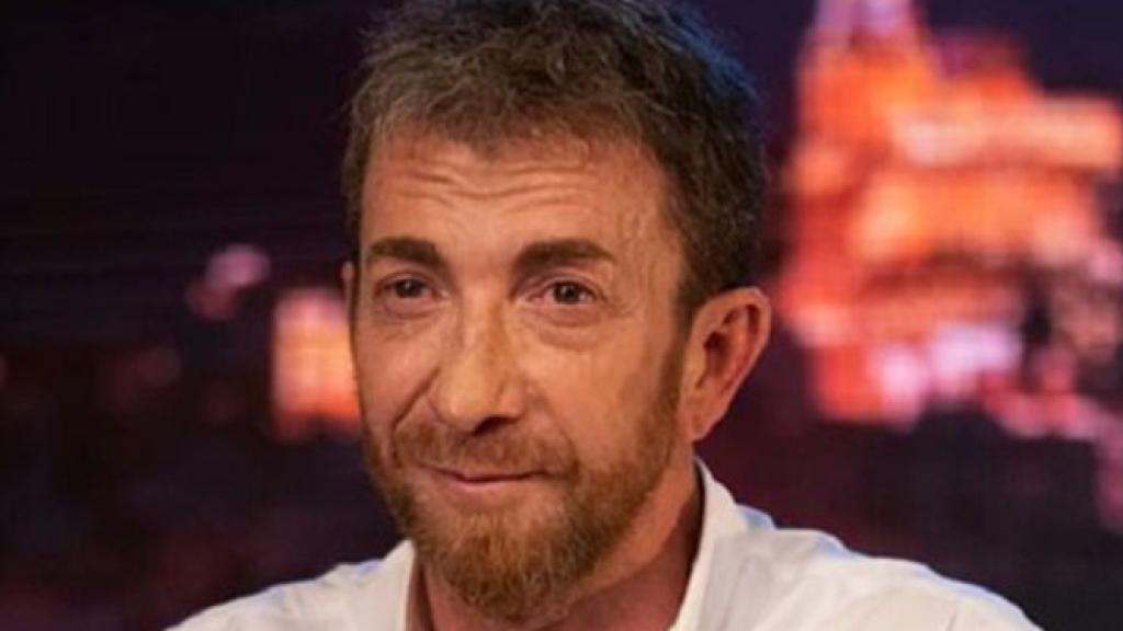 Pablo Motos, en su sección 'Pasarse de la raya', flanqueado por los psicólogos Laura Gómez y Lorenzo Rodríguez.
