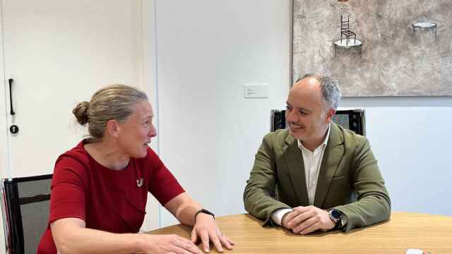 Susan Steele junto a David Regades.