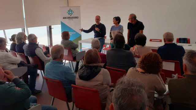 El deledado de la Zona Franca, David Regades, en una reunión con miembros de la cooperativa Ancoradoiro.