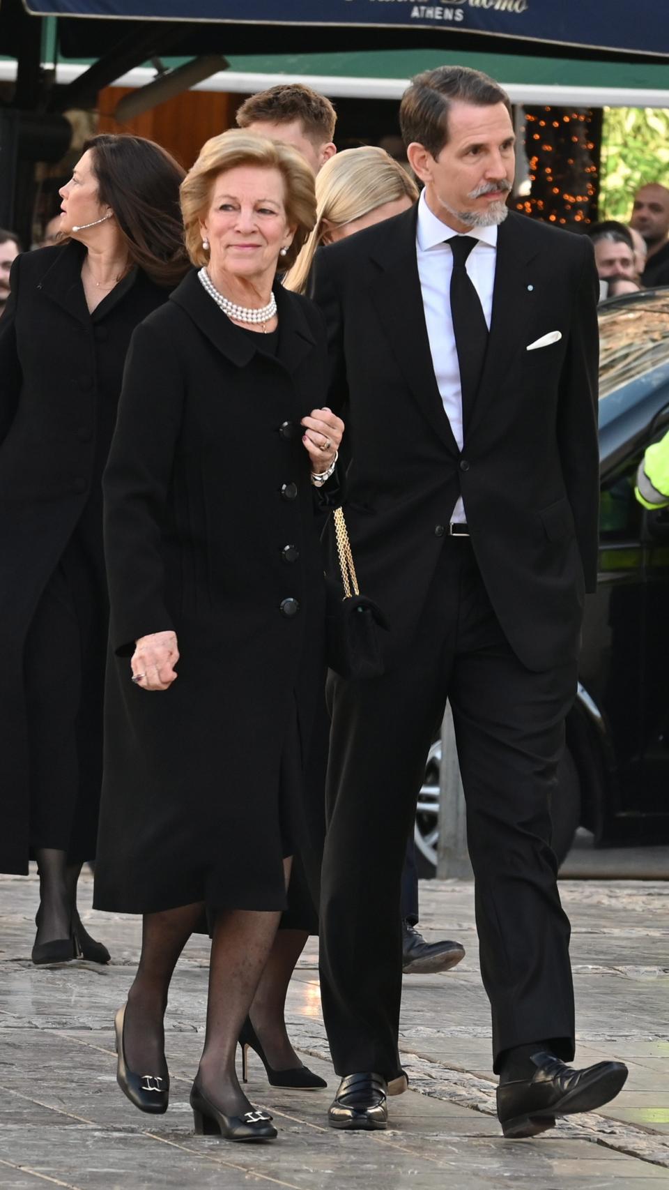 La reina Ana María junto a su hijo Pablo entrando en la catedral.
