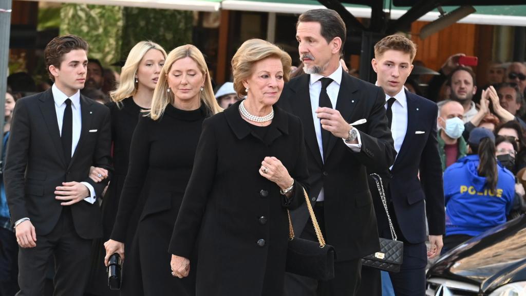 La reina Ana María, Pablo, Marie Chantal y tres nietos de Constantino, a su llegada la misa, este sábado 18 de febrero de 2023.