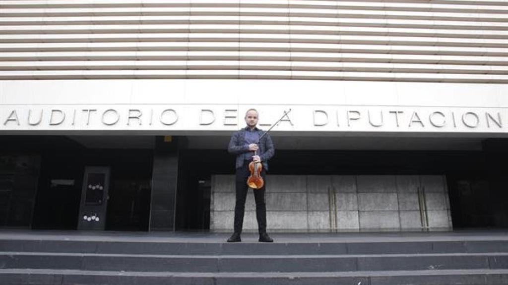 Dmytro Demydov en la entrada al ADDA.
