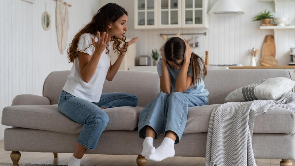 Imagen de archivo de una madre discutiendo con su hija.