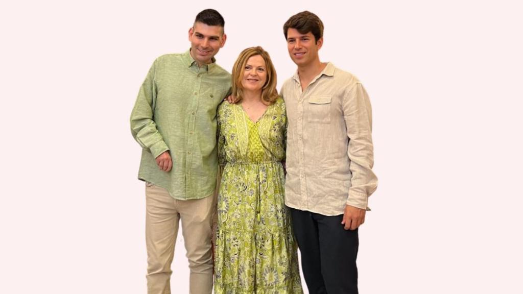 Ana González en compañía de sus dos hijos, Pablo y Andrés.