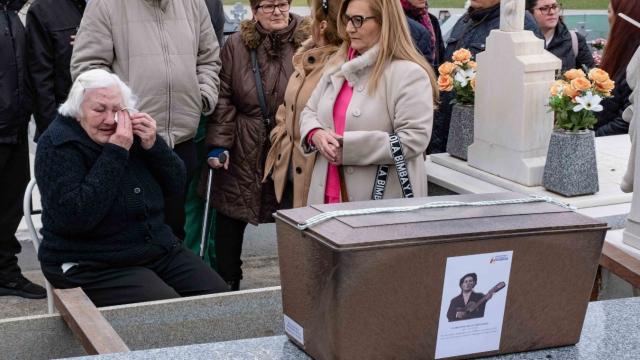 Agustina Recio llora durante el entierro de su padre Florentino en Recas (Toledo).