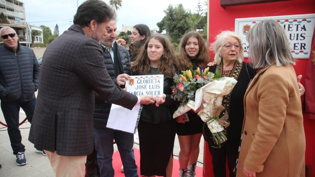 Los políticos del consistorio con la familia del dirigente vecinal.