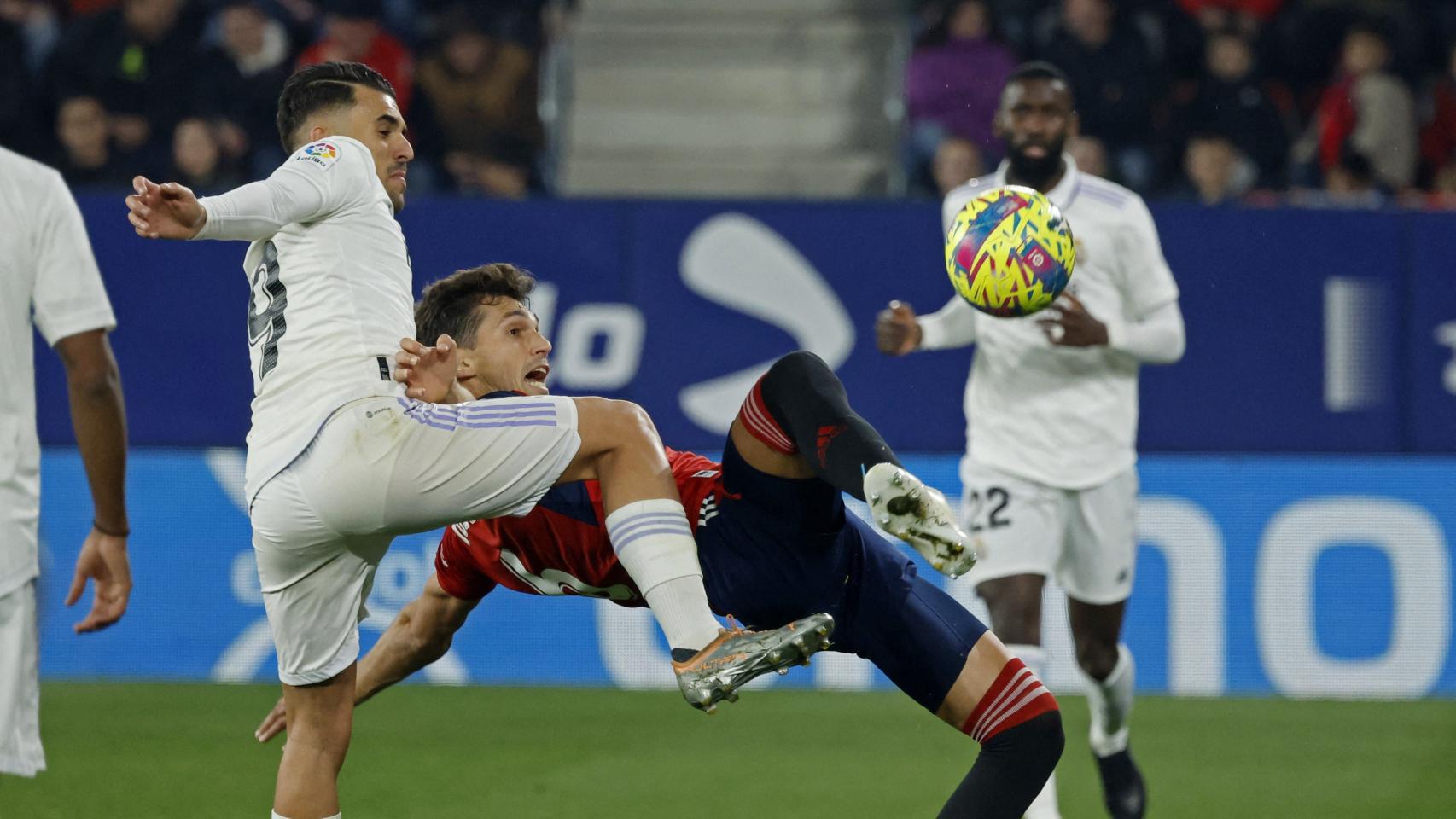 Ceballos lucha con Lucas Torró por la posesión del balón.