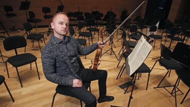 El ucraniano Dmytro Demydov, con su violín en el ADDA de Alicante.
