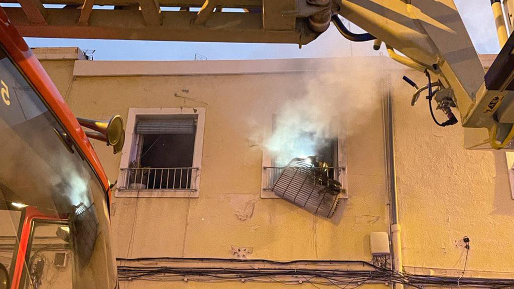 El fuego de la vivienda de Elche, desde fuera.