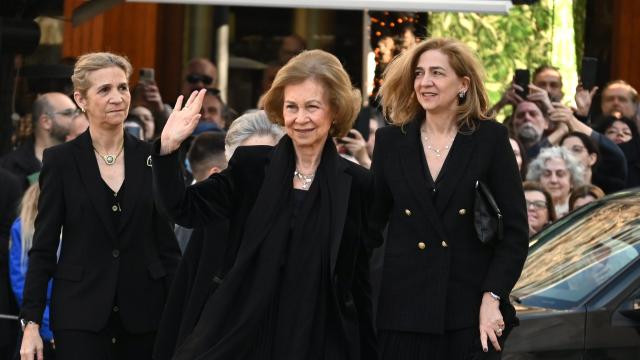 La emérita Sofía junto a sus hijas, Elena y Cristina, de negro riguroso, llegando a la misa privada en memoria de Constantino de Grecia.