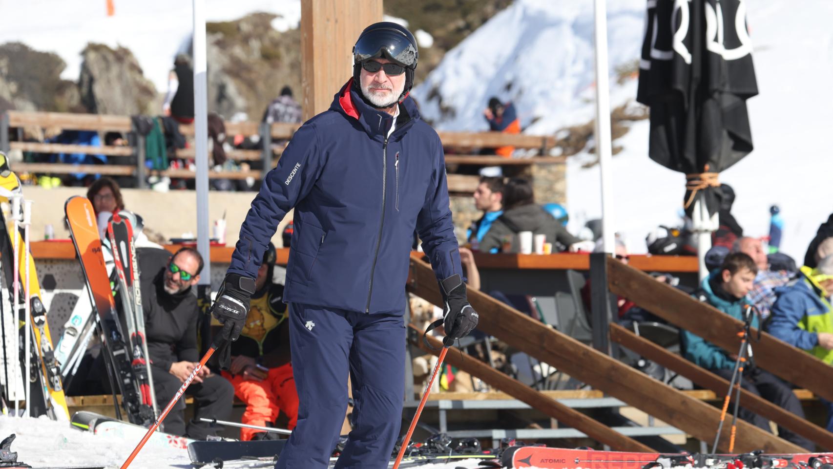 El rey de España, Felipe VI, esquiando en Baqueira, este sábado, 18 de febrero de 2023.