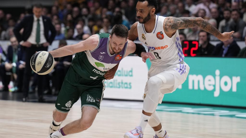 Kalinoski y Hanga, en disputa por el balón.