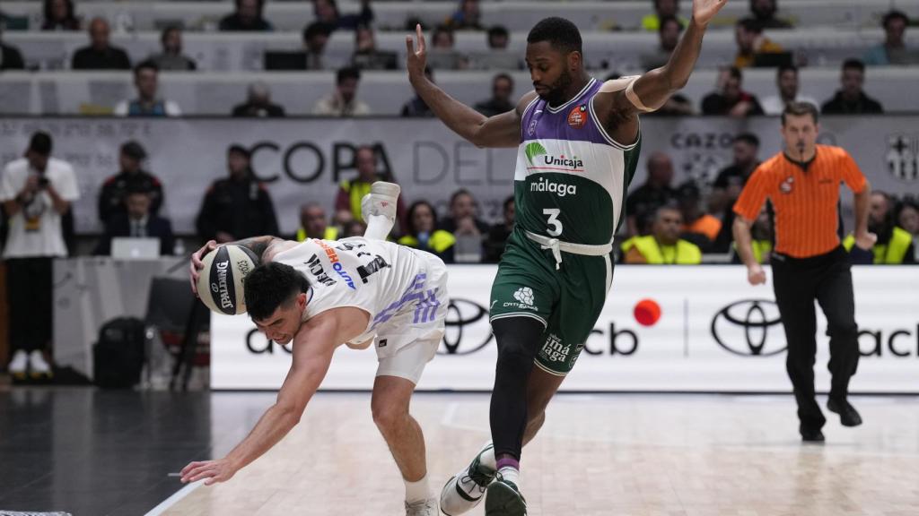 Deck cae al suelo ante Melvin Ejim.