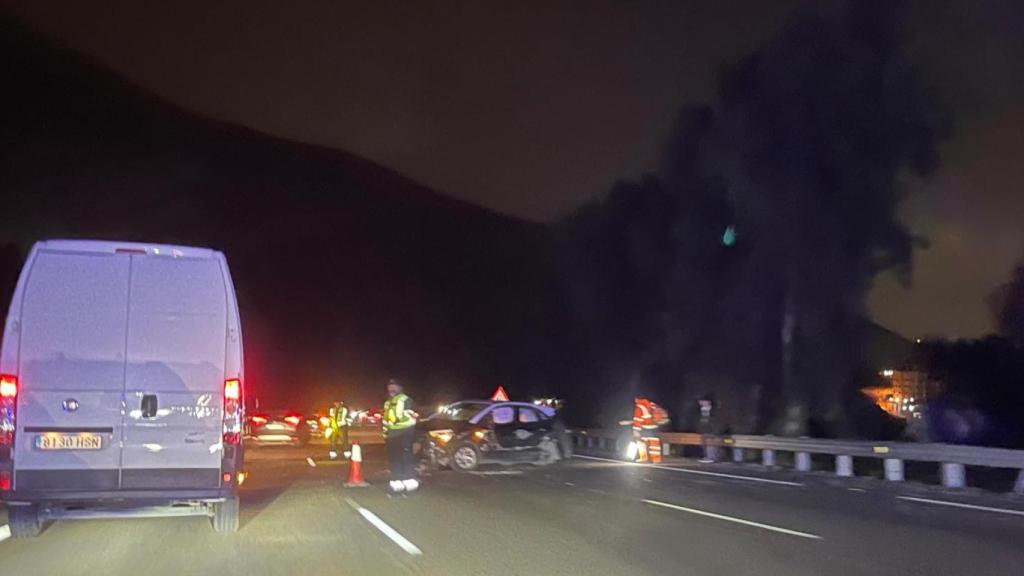 El vehículo accidentado en la AP7 a la altura de Benalmádena.