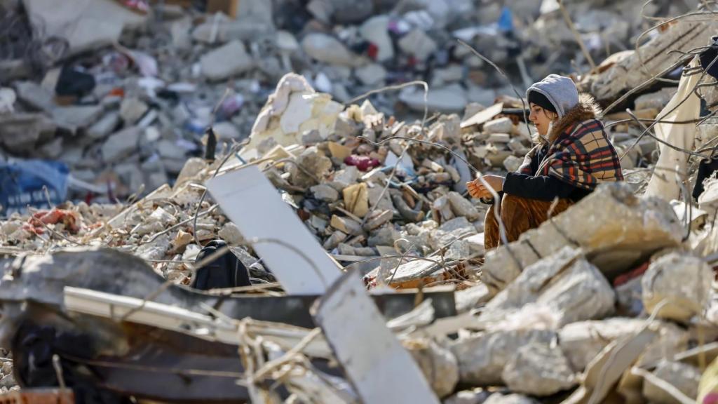 Una mujer turca en una de las ciudades donde se produjeron los terremotos en febrero de 2023.