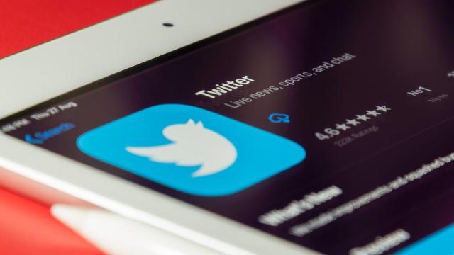 Twitter en la pantalla de un teléfono móvil