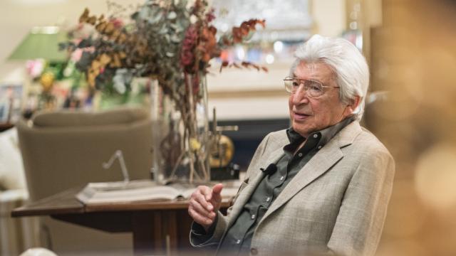 Manuel Alejandro, autor de las mejores canciones en español, en su casa de Madrid.