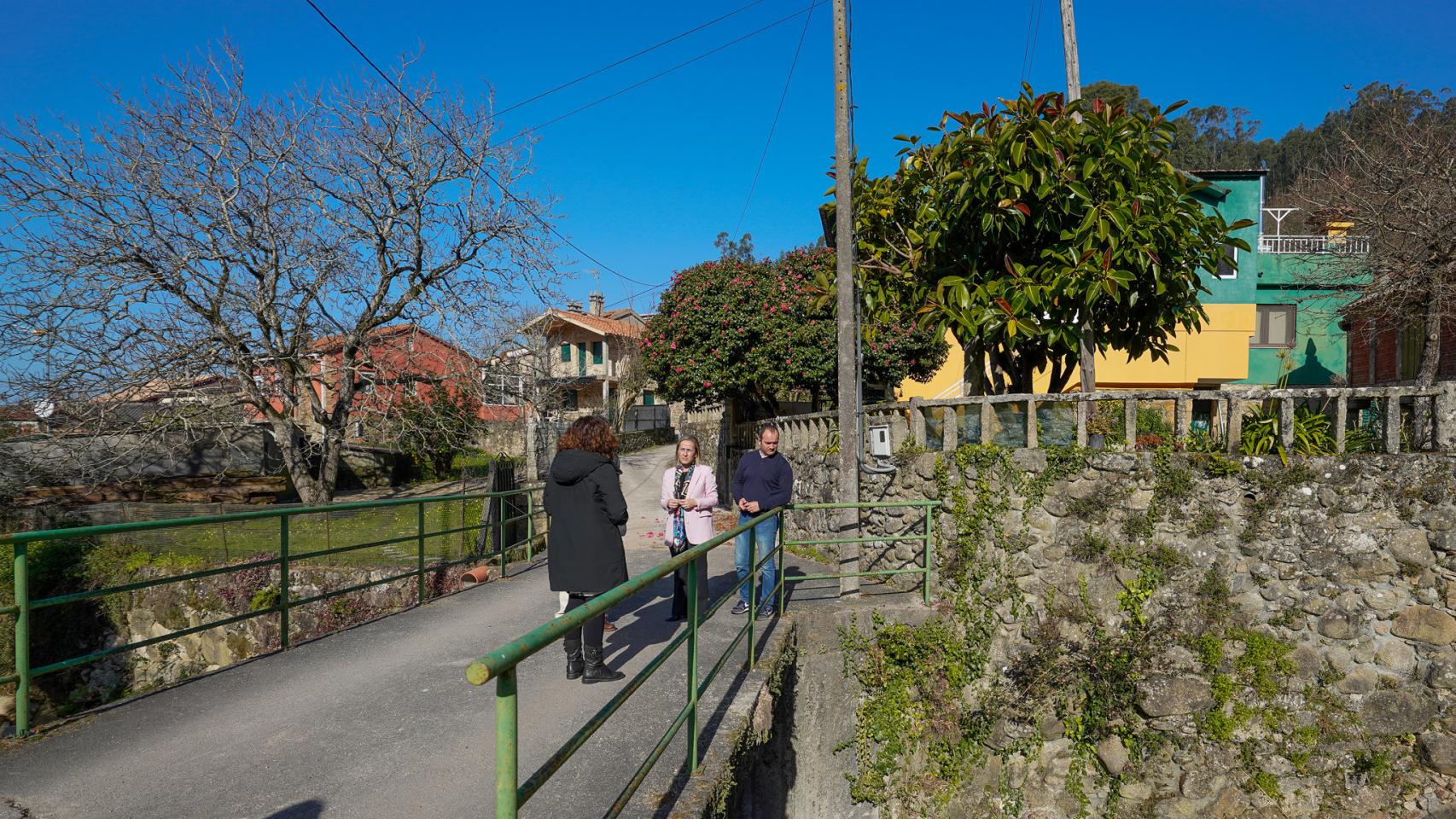 Ethel Vázquez visita la zona del puente de Serra Seca, en Oia (Pontevedra).