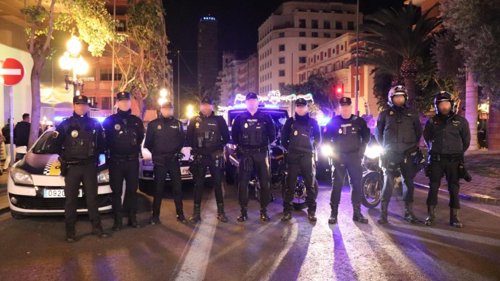 Los agentes, en un punto céntrico de Alicante este sábado noche.