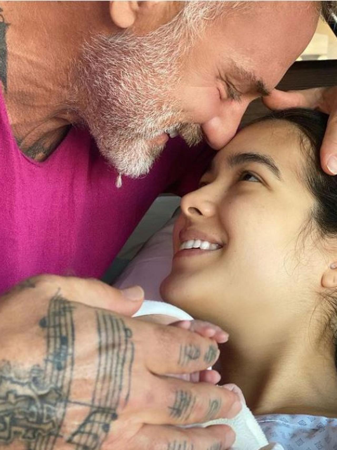Gianluca Vacchi y Sharon Fonseca, felices el día que nació su hija.
