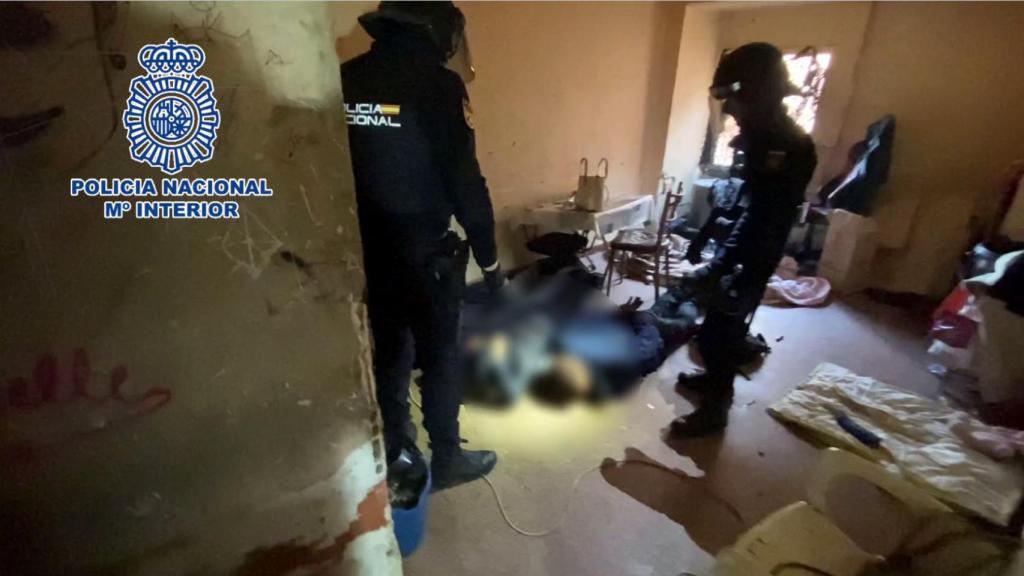 Un momento del registro en una vivienda.