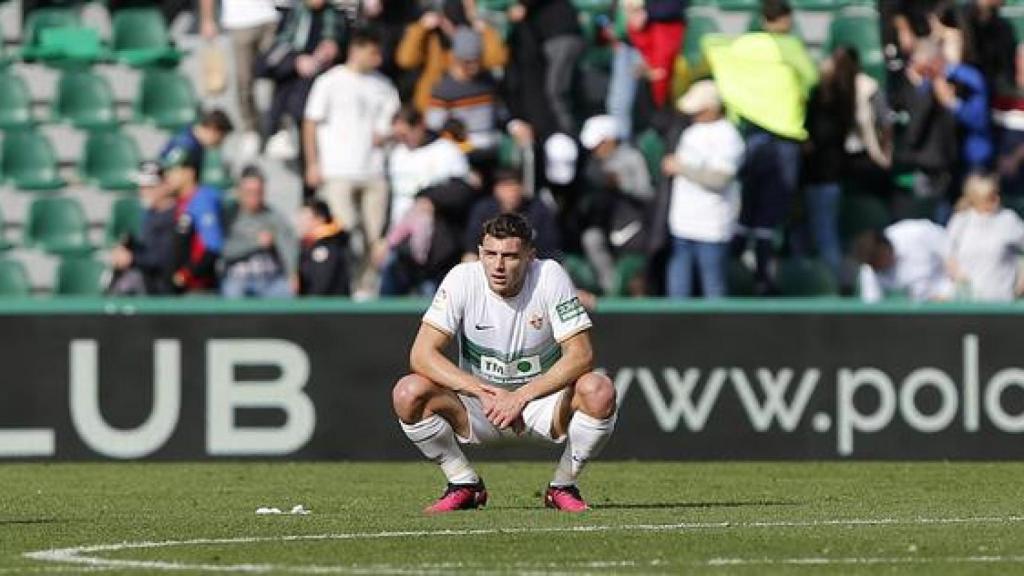 El delantero del Elche Lucas Boyé tras perder ante el Espanyol al finalizar el partido de Primera División de fútbol celebrado en el estadio Martínez Valero de Elche.