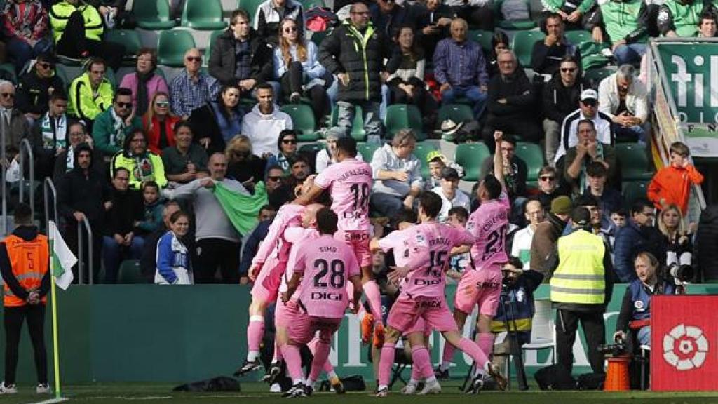 El centrocampista del Espanyol Sergi Darder celebra con sus compañeros su gol ante el Elche durante el encuentro Elche-Espanyol de Primera División de fútbol celebrado en el estadio Martínez Valero de Elche.
