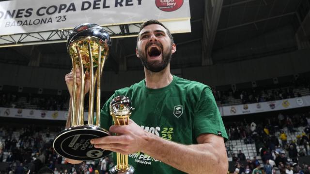 Kravish, con el título.