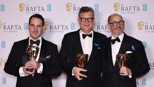 El director de fotografía James Friend, el productor Malte Grunert y el director Edward Berger posan con tres de los seis BAFTA cosechados por 'Sin novedad en el frente' este domingo en Londres. Foto: EFE/EPA/Tolga Akmen