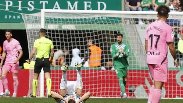 El centrocampista del Elche Gerard Gumbau (c) se lamenta de una ocasión fallada ante el Espanyol, durante el encuentro Elche-Espanyol de Primera División de fútbol celebrado en el estadio Martínez Valero de Elche.
