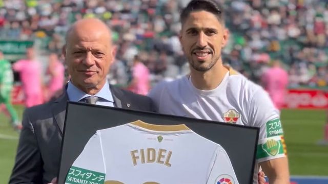 Fidel recibe la camiseta homenaje de manos del presidente de Elche antes del partido.