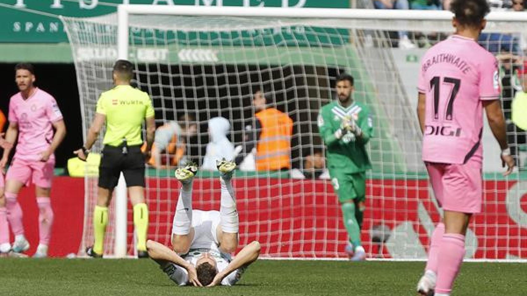 El centrocampista del Elche Gerard Gumbau (c) se lamenta de una ocasión fallada ante el Espanyol, durante el encuentro Elche-Espanyol de Primera División de fútbol celebrado en el estadio Martínez Valero de Elche.