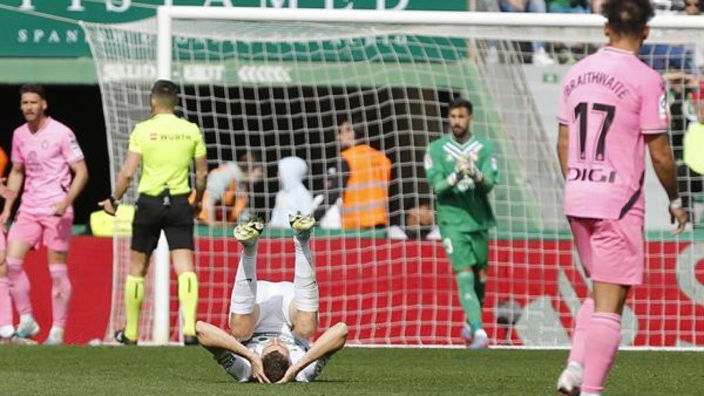El centrocampista del Elche Gerard Gumbau (c) se lamenta de una ocasión fallada ante el Espanyol, durante el encuentro Elche-Espanyol de Primera División de fútbol celebrado en el estadio Martínez Valero de Elche.