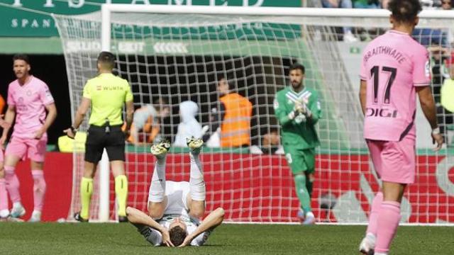 El centrocampista del Elche Gerard Gumbau (c) se lamenta de una ocasión fallada ante el Espanyol, durante el encuentro Elche-Espanyol de Primera División de fútbol celebrado en el estadio Martínez Valero de Elche.