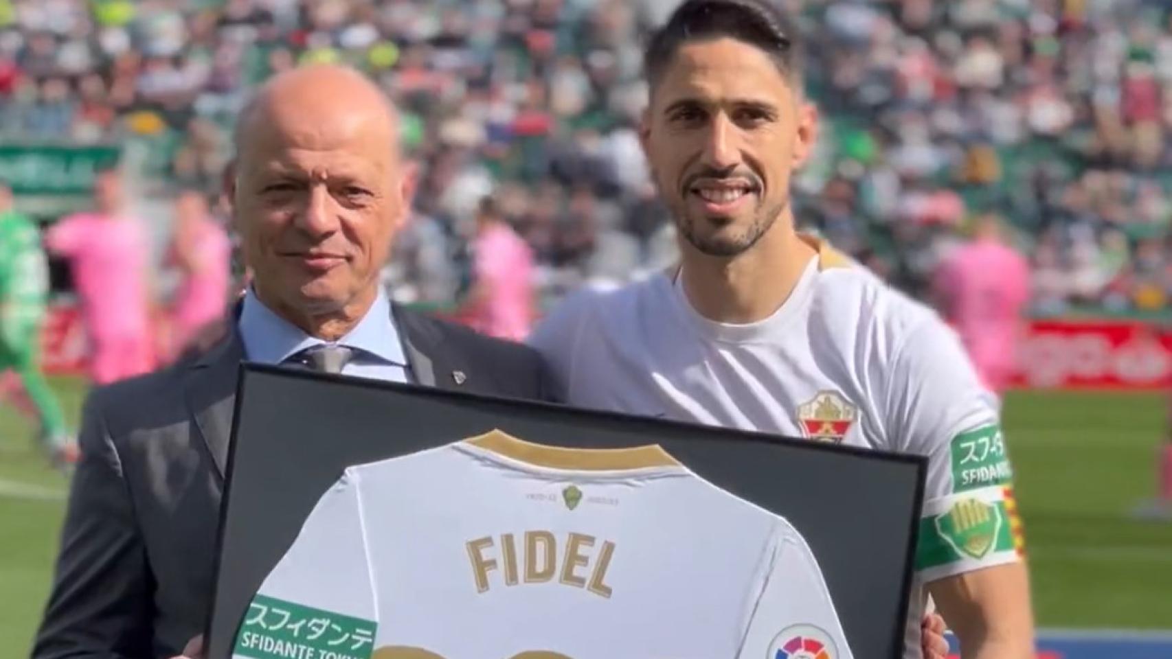 Fidel recibe la camiseta homenaje de manos del presidente de Elche antes del partido.