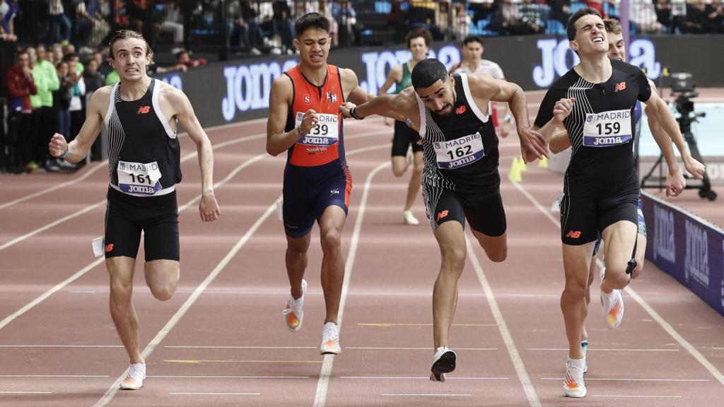 El atleta leonés Saúl Ordóñez, a la derecha, a su llegada a la meta, este domingo.