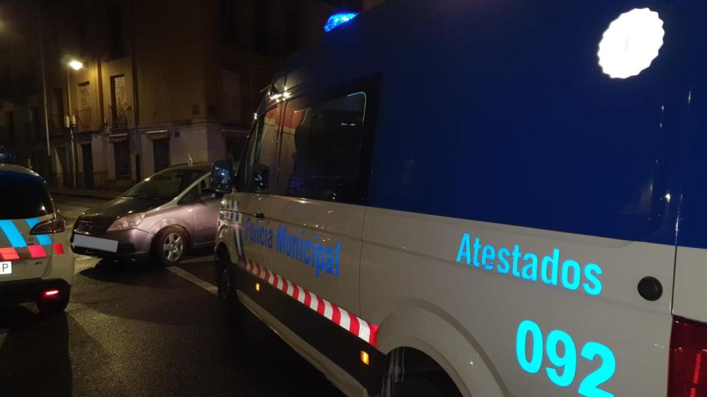 Imagen de la Policía y del coche implicado