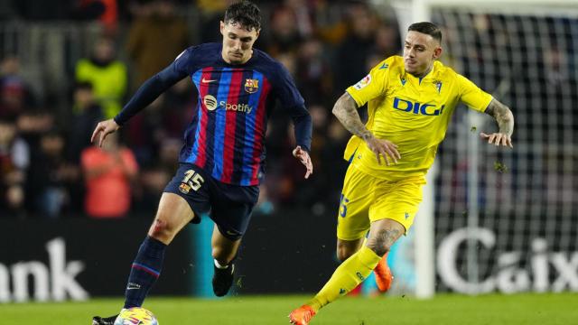 Christensen y Roger, en pelea por el balón.