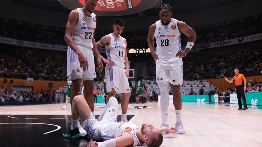 Los jugadores del Real Madrid en el partido ante Unicaja Málaga